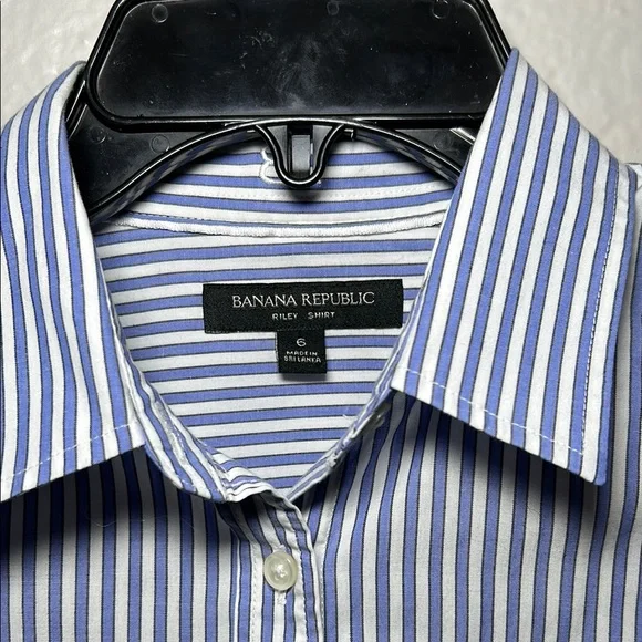 Banana Republic Blue and White Casual Button Down Shirt - Picture 2 of 9